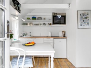 Kühlschrank, Ofen, Kochgeschirr/Geschirr/Besteck