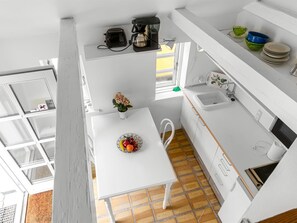 Kühlschrank, Ofen, Kochgeschirr/Geschirr/Besteck