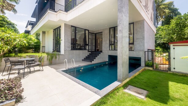 A modern two-story house with a swimming pool, outdoor seating, and a well-maintained garden. - Villa by Olive - Nerul (Nerul)
