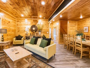 Studio (4 Bedrooms) | Living area