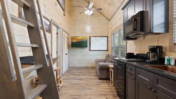 Stuga - 2 queensize-sängar - balkong - utsikt mot bergen (Unit 3) | Eget kök | Kylskåp, mikrovågsugn, ugn och spishäll