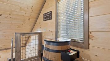 Stuga - 2 queensize-sängar - balkong - utsikt mot bergen (Unit 3)