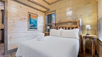 Stuga - 2 queensize-sängar - balkong - utsikt mot bergen (Unit 3) | 1 sovrum, individuell inredning, unika möbler och gratis wi-fi