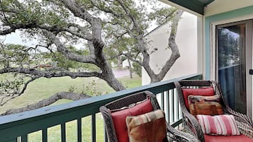 Condo (3 Bedrooms) | Front of property