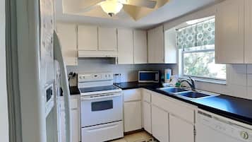 House, Multiple Beds, Patio, Garden View | Private kitchen | Fridge, microwave, oven, stovetop