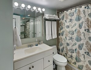 Appartement, 1 kingsize bed met slaapbank, balkon, uitzicht op het strand (#705C) | Badkamer | Designer toiletartikelen, handdoeken, toiletpapier