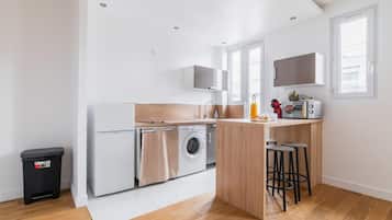 Réfrigérateur, micro-ondes, plaque de cuisson, cafetiÚre/bouilloire