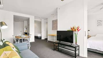 2 bedrooms, desk, iron/ironing board, WiFi