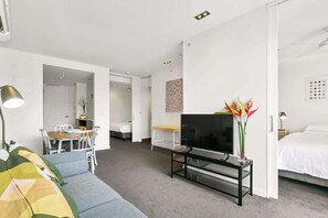 2 bedrooms, desk, iron/ironing board, WiFi - East Melbourne: City Views and Pet-Friendly (East Melbourne)