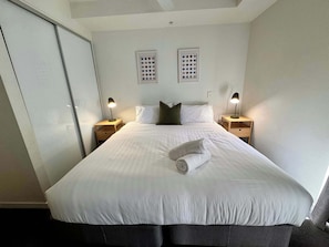 2 Schlafzimmer, Schreibtisch, Bügeleisen/Bügelbrett, WLAN