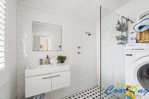 Een douche, handdoeken