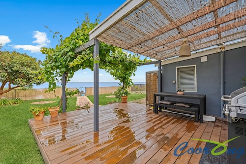 Hyde Cottage Summary: