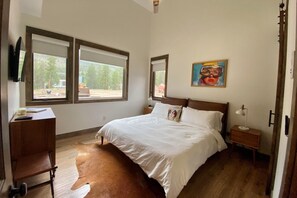 2 bedrooms, free WiFi - Luxury Ski Getaway |Private Hot Tub |Fireplace |King Suite |Minutes to Slopes |Steps to Free Shuttle (Keystone)