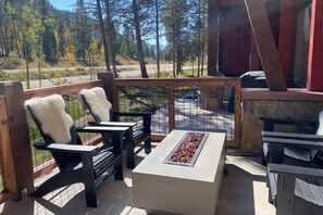 Terrace/patio - Luxury Ski Getaway |Private Hot Tub |Fireplace |King Suite |Minutes to Slopes |Steps to Free Shuttle (Keystone)