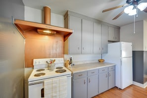 Fridge, microwave, stovetop, dishwasher - Pet-Friendly Brady Vacation Home Near Wineries! (Brady)