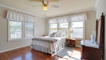 3 quartos, escrivaninha, ferros/tábuas de passar roupa