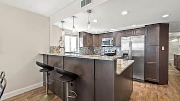 Condo (2 Bedrooms) | Property amenity