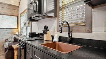 Cabaña, 1 cama King size, balcón, vista a la montaña (Unit 2) | Cocina privada | Refrigerador, microondas, horno y parrilla de estufa