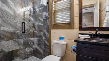 Kabin, 1 Tempat Tidur King, balkon, pemandangan gunung (Unit 2) | Kamar mandi | Perlengkapan mandi desainer, handuk, dan tisu toilet