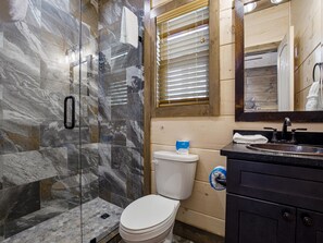 Cabin, 1 Katil Raja (King), Balcony, Mountain View (Unit 2) | Bilik Mandi | Kelengkapan dandanan diri berjenama, tuala disediakan, tisu tandas 