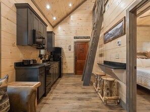 Cabin, 2 Queen Beds, Kitchen, Mountain View (unit 1) | Private kitchen