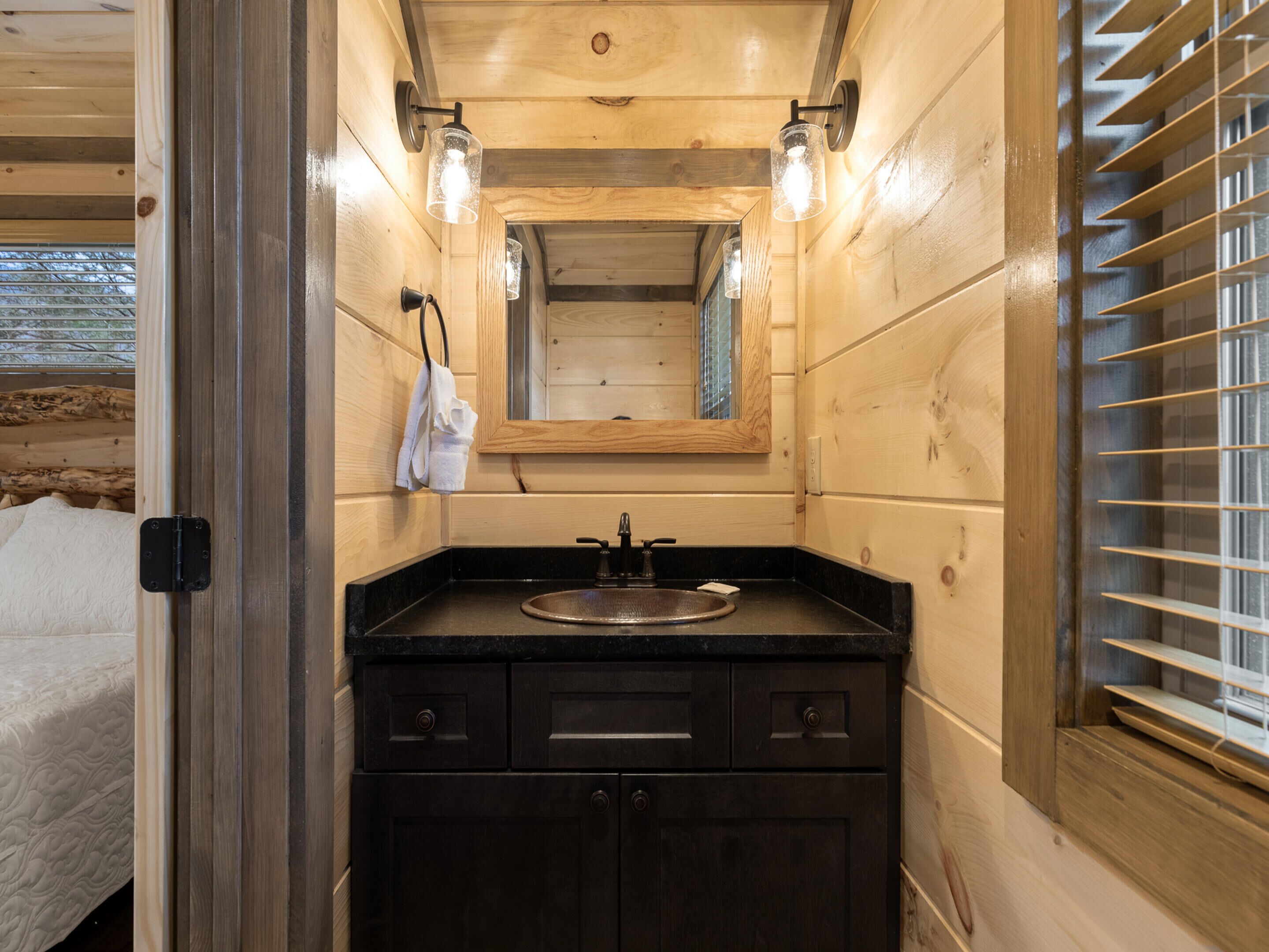 小屋, 2 張加大雙人床, 廚房, 山景 (unit 1) | 浴室 | 名牌梳洗用品、提供毛巾、廁紙