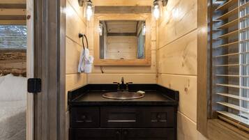 Kabin, 2 Tempat Tidur Queen, dapur, pemandangan gunung (unit 1) | Kamar mandi | Perlengkapan mandi desainer, handuk, dan tisu toilet