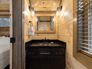 Cabin, 2 Katil Ratu (Queen), Kitchen, Mountain View (unit 1) | Bilik Mandi | Kelengkapan dandanan diri berjenama, tuala disediakan, tisu tandas 