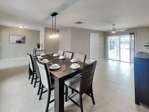 Ferienhaus, Mehrere Betten, Poolzugang, Poolblick | Speisen