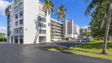 Condo (2 Bedrooms) | Property amenity