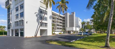 Condo (2 Bedrooms) | Property amenity