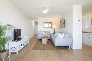 Télévision, chaîne hi-fi, espaces bureaux