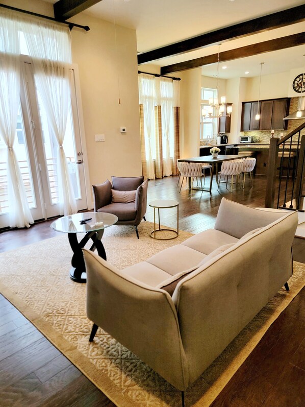 Smart TV, computer monitors - Contemporary Villa - memorial park, Washington Ave, downtown, Galleria
(Houston)