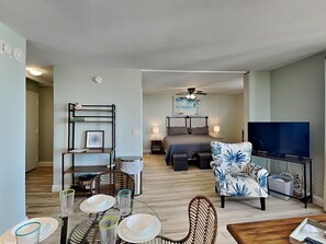 Kondominium, 1 Tempat Tidur King dengan tempat tidur Sofa, balkon (#907A - No Pets) | Area keluarga