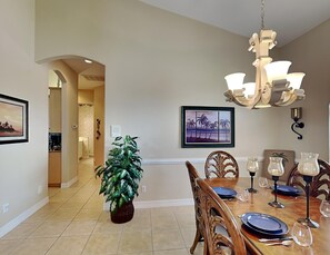 Nhà, nhiều giường, có thể sử dụng hồ bơi, quang cảnh hồ bơi | Khu ăn uống