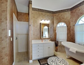 Nhà, nhiều giường, có thể sử dụng hồ bơi, quang cảnh hồ bơi | Phòng tắm | Đồ dùng nhà tắm được thiết kế riêng, khăn tắm, giấy vệ sinh 