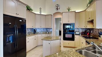 House, Multiple Beds, Pool Access, Pool View | Private kitchen | Fridge, microwave, oven, stovetop