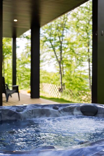 Serene Mountain Escape: Hot Tub & Ski Nearby