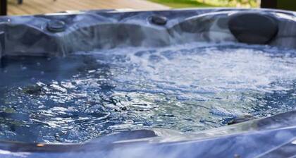 Serene Mountain Escape: Hot Tub & Ski Nearby