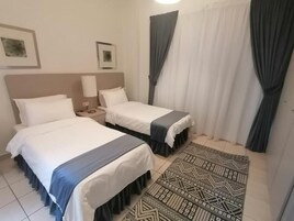 1 habitación, cortinas blackout y tabla de planchar con plancha 