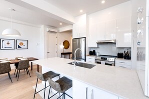 Geladeira, micro-ondas, fogão, cooktop