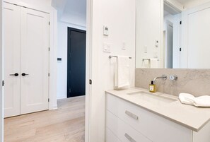 Dusj, hårføner og håndklær