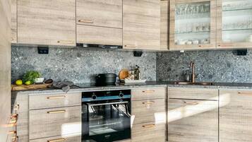 Fridge, microwave, dishwasher, cookware/dishes/utensils