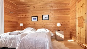 8 bedrooms, iron/ironing board, Internet