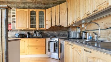 Jääkaappi, mikroaaltouuni, astianpesukone, leivänpaahdin