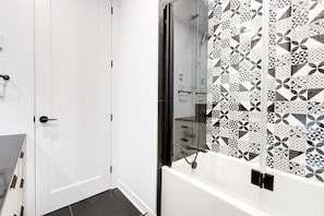 Shower, hair dryer, towels, shampoo - M11 | Luxury Suites: 4BR + private rooftop - 3 (Montreal)