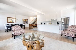 TV, offices - M11 | Luxury Suites: 4BR + private rooftop - 3 (Montreal)