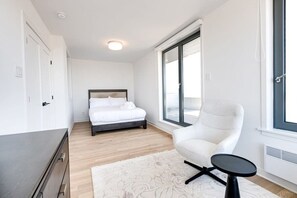 4 bedrooms, desk, iron/ironing board, travel cot - M11 | Luxury Suites: 4BR + private rooftop - 3 (Montreal)