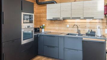 Refrigerador, microondas, lavavajillas, utensilios de cocina