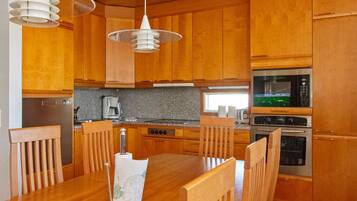 Réfrigérateur, micro-ondes, lave-vaisselle, grille-pain